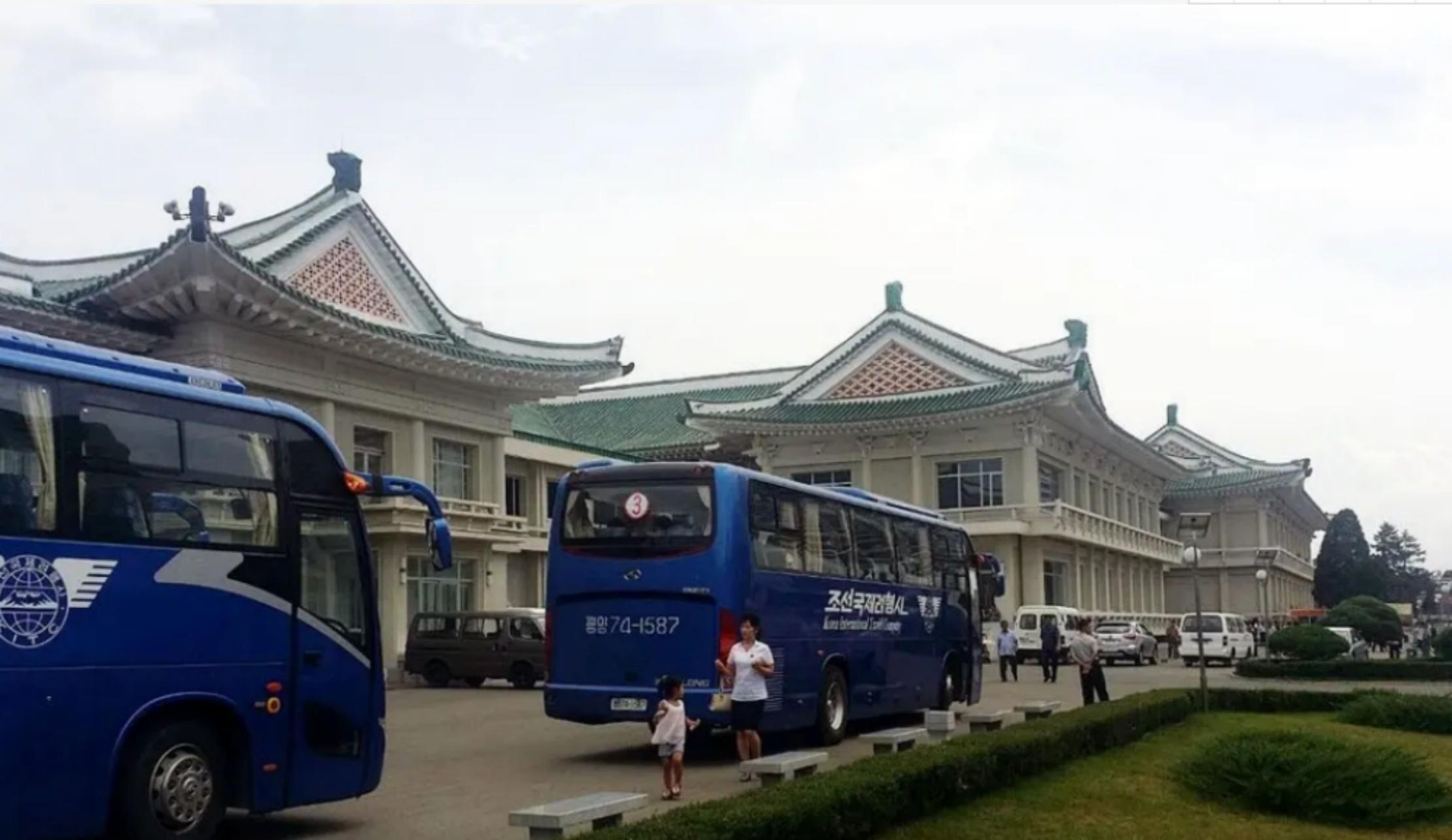 玉流館讓人念念不忘的還有其漂亮專業的服務員,可能是由於餐館代表著