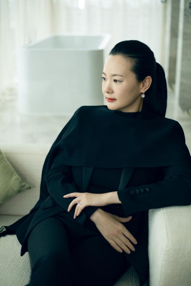 穿西装斗篷配高马尾,50岁女人最美的样子_女性_大氅_样式