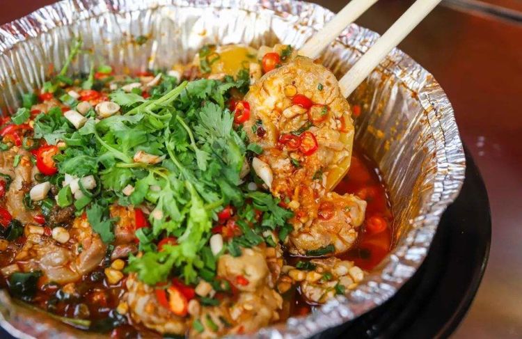 稍微时间长一点之后吃惯了反而喜欢那个味道,脑花嫩嫩的,和豆腐脑一样