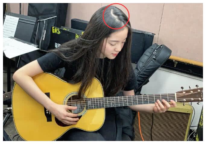 欧阳娜娜越来越红头发缝隙却越来越大网友头顶秃这么多