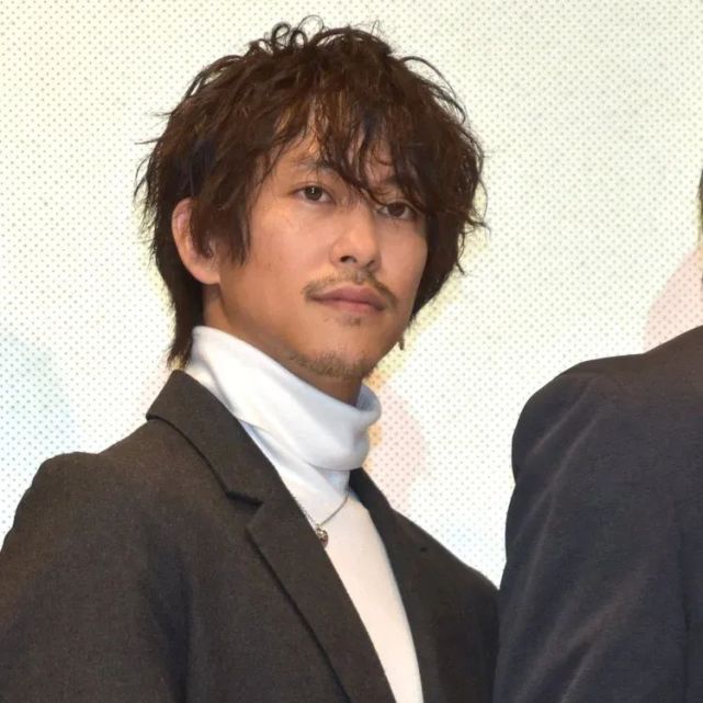 再者就是剑崎椿隆之和铠武佐野岳了,这里剑崎倒是没有多大的改变