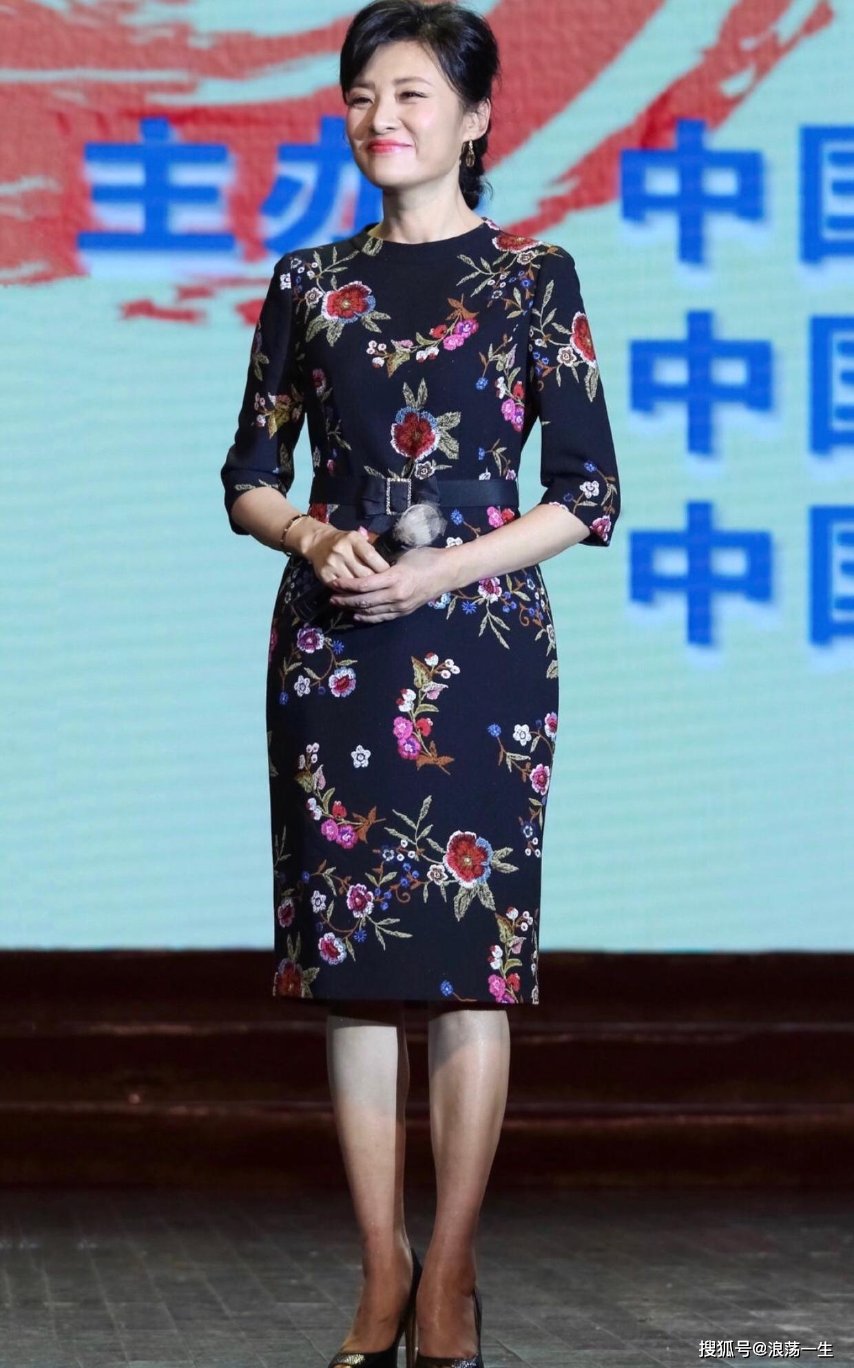 周濤美得太優雅穿刺繡連衣裙亮相4050歲的女人照著穿一樣美