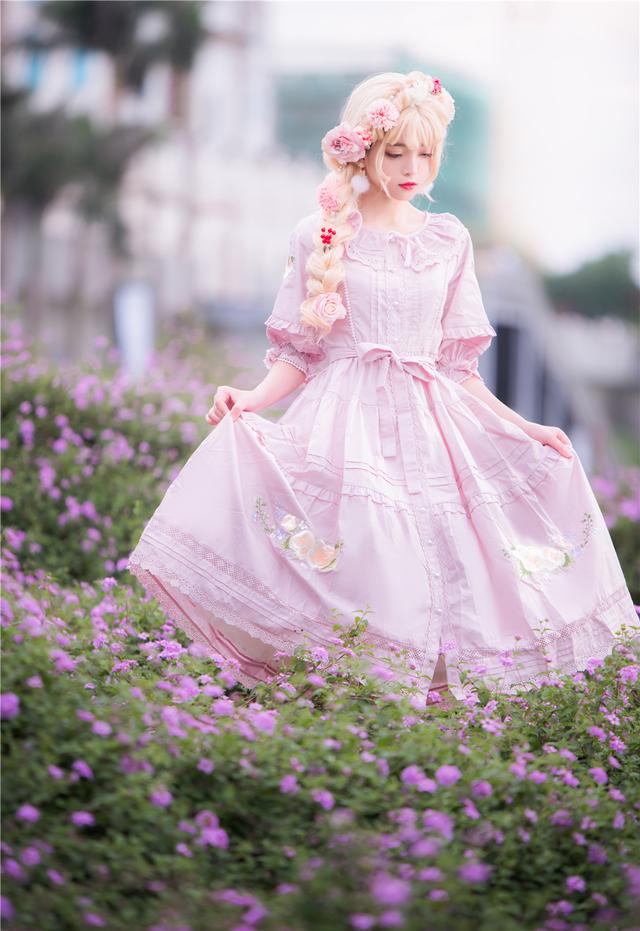 洛丽塔小裙子的时候,总是沉迷于它们的美貌当中,从而忘记了加购搭配的