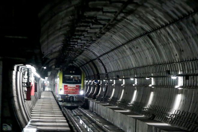 海底60米的隧道:历时16年建成,是全球最深的沉管隧道_建设_大洲_火车