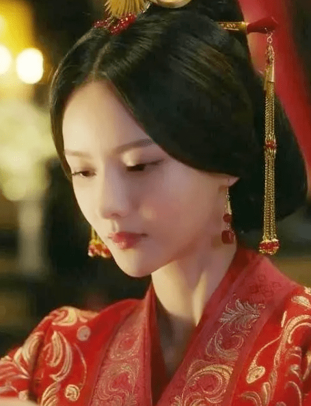 而张芷溪最经典的古装角色,当属在古装剧《大军师司马懿之军师联盟》
