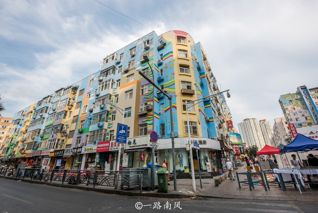 青岛人真有创意，将街道弄成彩色，把普通的建筑改造得像油画一样