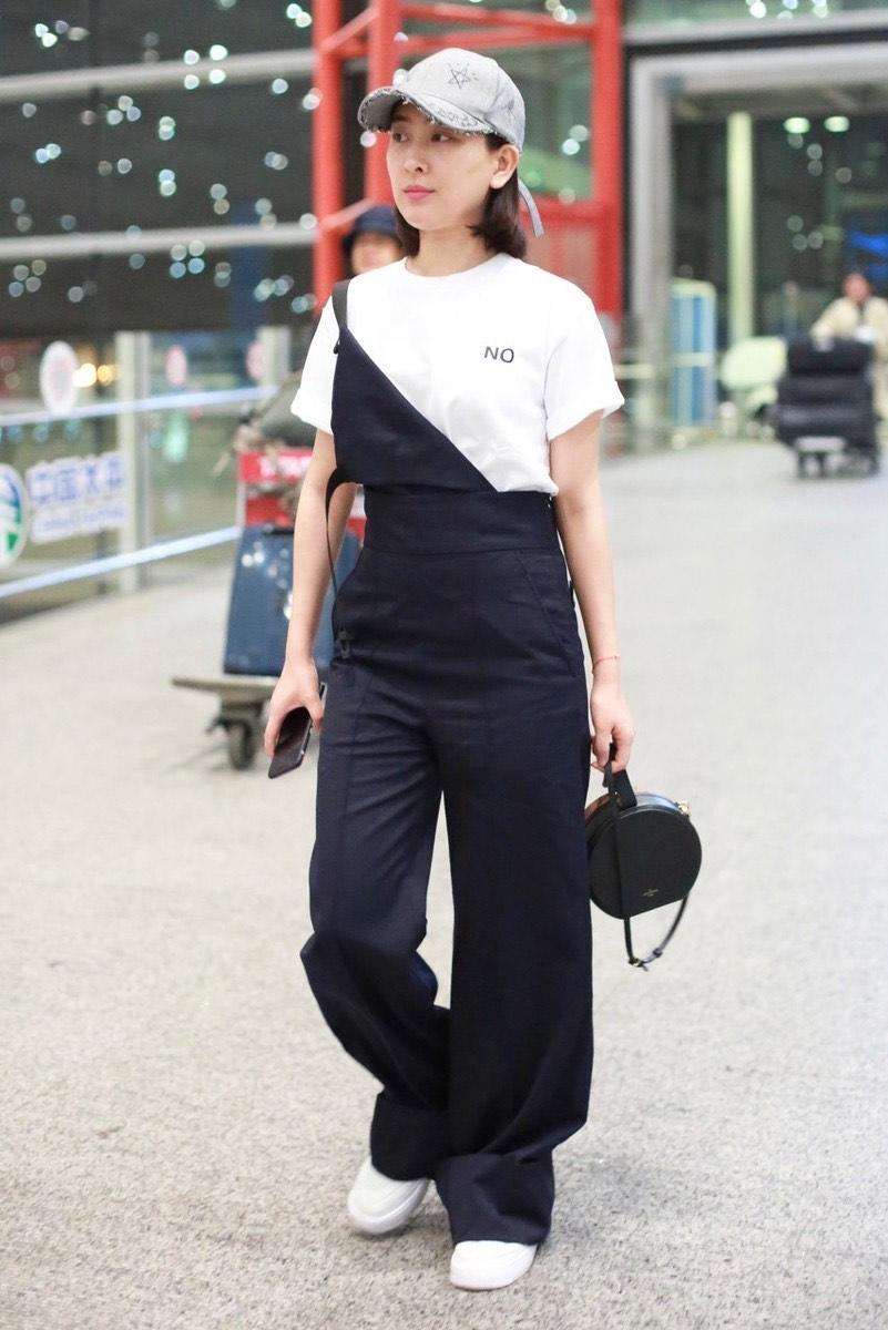 马苏素颜一样能打,穿白t恤配背带裤走机场,解开一边背带更洋气_女性