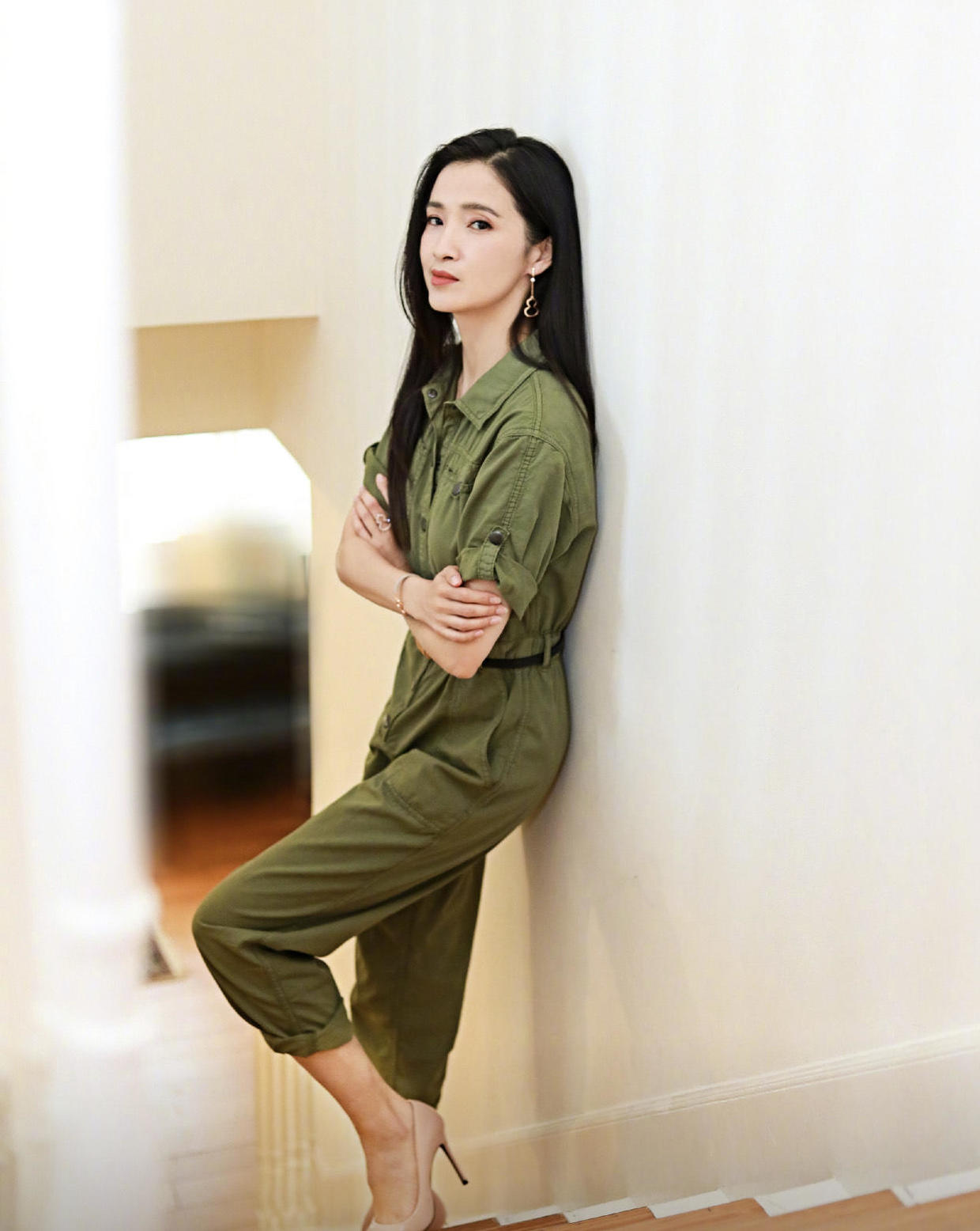 龚蓓苾终于换造型穿粉色连体裤配报童帽高级感十足气质无敌了