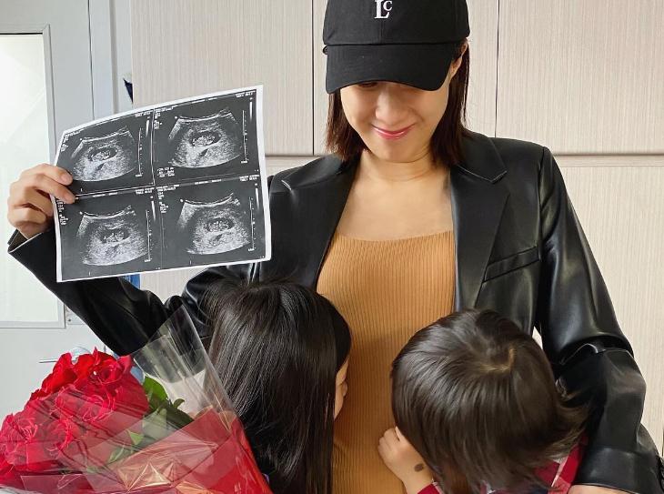 钟嘉欣官宣喜讯子女抱着妈妈孕肚超开心周慧敏陈自瑶送祝福