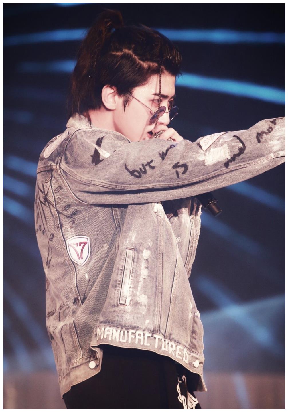 帅气男孩蔡徐坤偏爱印花装扮,酷帅十足,变身潮流型男,时尚帅气_西装