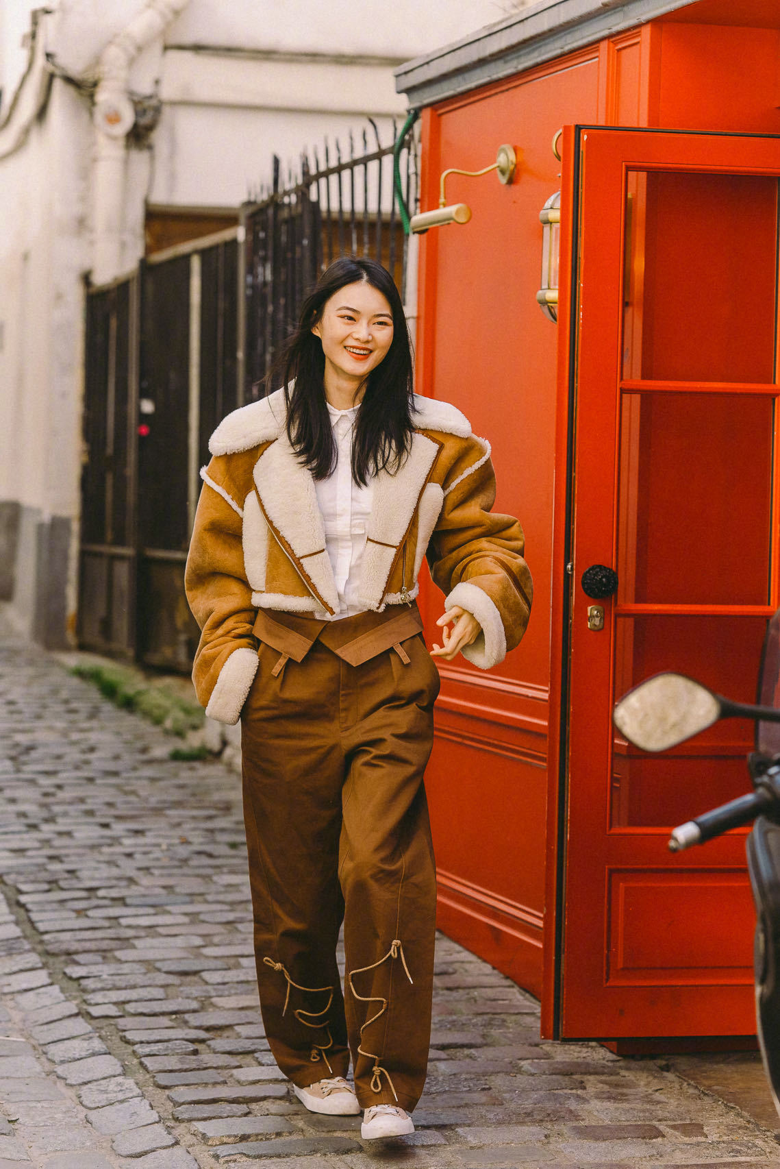 原创超模贺聪最新街拍照曝光焦糖色套装街头感十足居然内搭连体衣