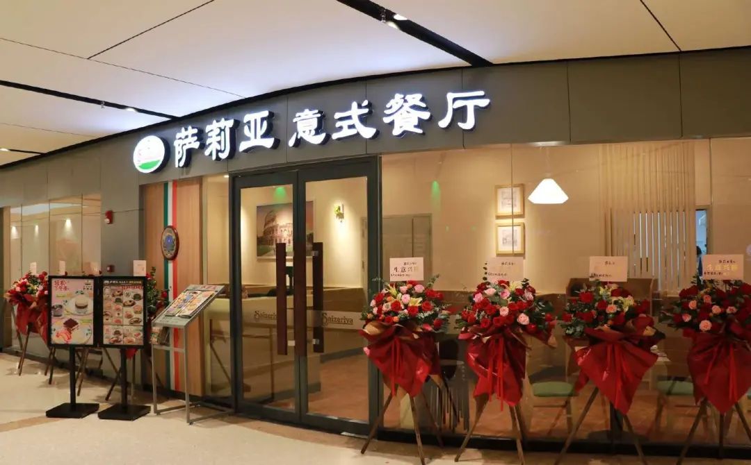 go go新天地是广州大学城人气最旺的商场,集中了十所高校的人流.