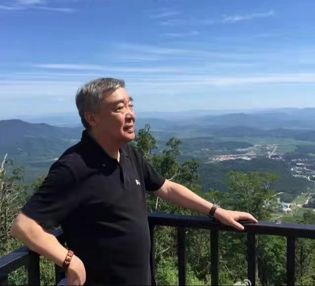 相声演员师胜杰,去世3年后,女儿定居美国,妻子的坚持让人泪目!