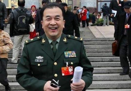 黄宏近照曝光15年少将军衔被免职后销声匿迹现状令人堪忧