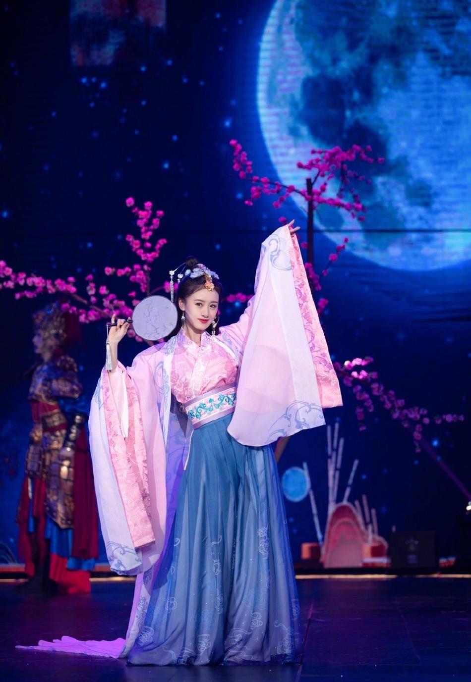 原创袁冰妍最新古装造型曝光手持圆扇饰貂蝉柔媚动人她一直很好