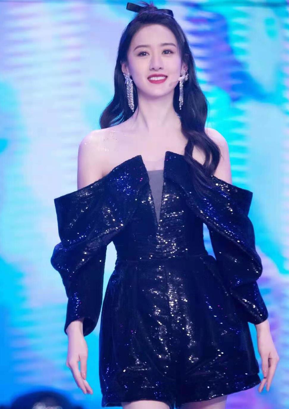 粉色的上衣,蓝色的裙摆,配上古装配饰,手握圆扇,袁冰妍饰演的貂蝉真的