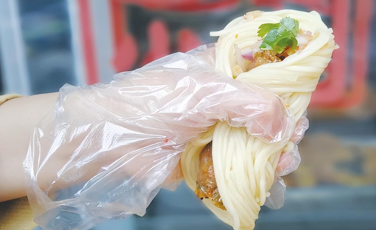 手抓面属于福建漳州,安溪的民间特色小吃,因为是用手抓着吃的,所以