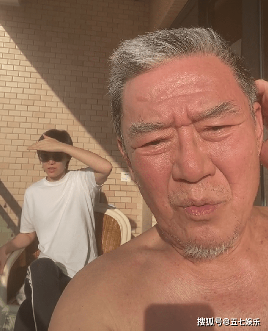 原创疫情下的明星刘嘉玲穿6万卫衣自拍李立群在豪宅光膀子晒太阳