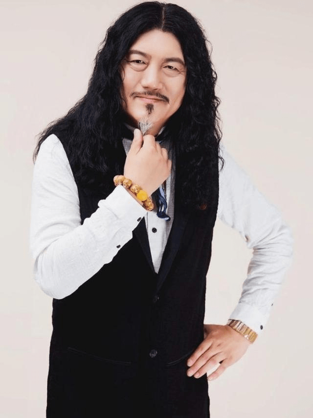 陌陌雪十郎最新单曲和往事碰一杯上线再续摇滚硬汉风