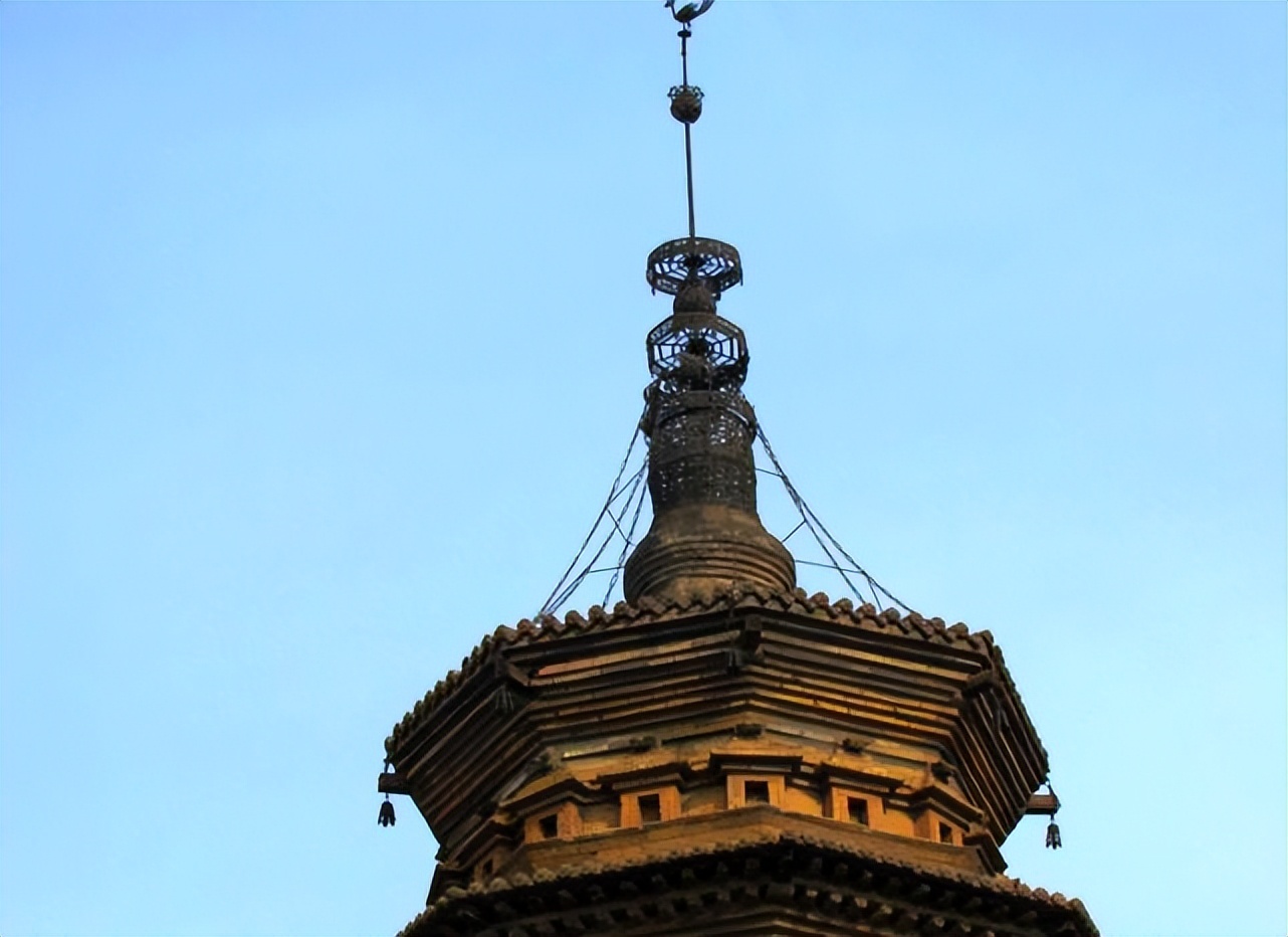 圆觉寺塔上有一只铁鸟它与八面塔配合竟有一种意想不到的功能
