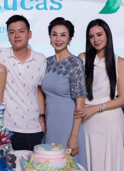 原创谢玲玲为龙凤胎儿女庆生前夫林建岳缺席一家六口各有成就