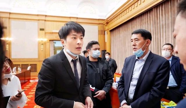 家乡公益助农不过辛巴在宣布暂时退网的同时,也表示自己将退居幕后