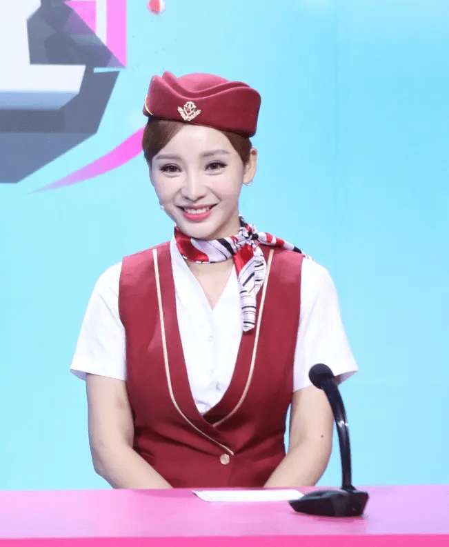 有一种大胆叫做柳岩穿护士服围裙很有特点但坐下来有点危险