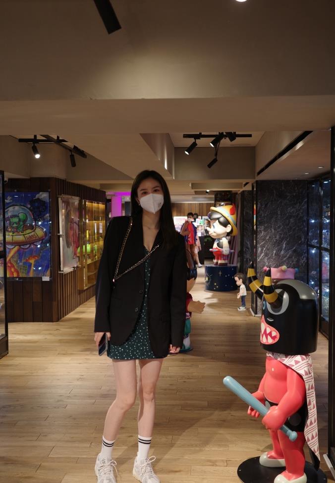 张馨月与老公甜蜜约会贴脸合照大秀恩爱林峯理寸头少年感十足