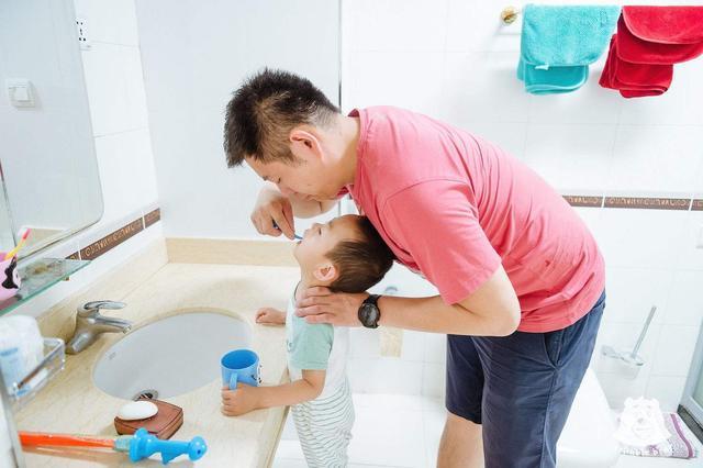 原创最不靠谱奶爸火了抱个娃一脸慌张网友我家同款