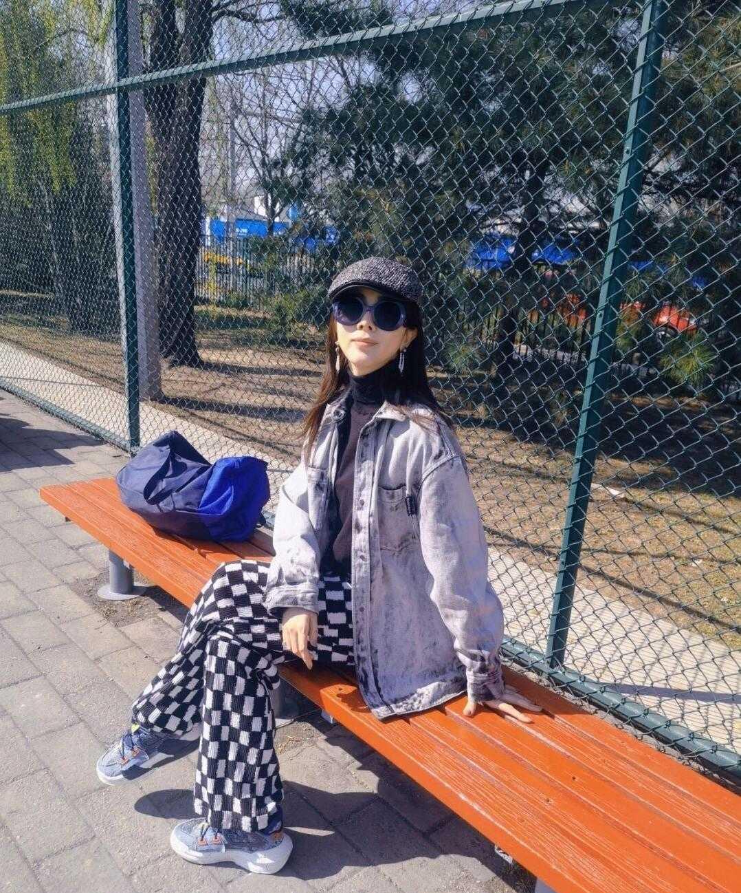 主持李思思真时髦,穿牛仔衬衫配棋盘格裤子,太洋气了_颜色_西装_的