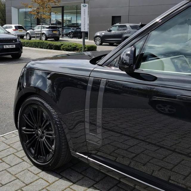 外观是真的很耐看依旧很经典全新路虎揽胜海外街拍