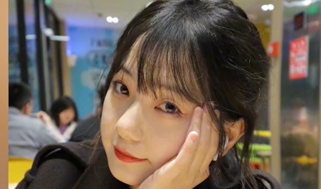 山西女孩晒45岁妈妈帮忙背吉他画面惊艳网友这是妈明明是姐