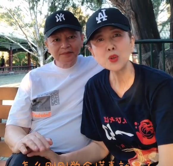 李逵扮演者赵小锐晒出与妻子的近照才63岁的他双鬓已经斑白