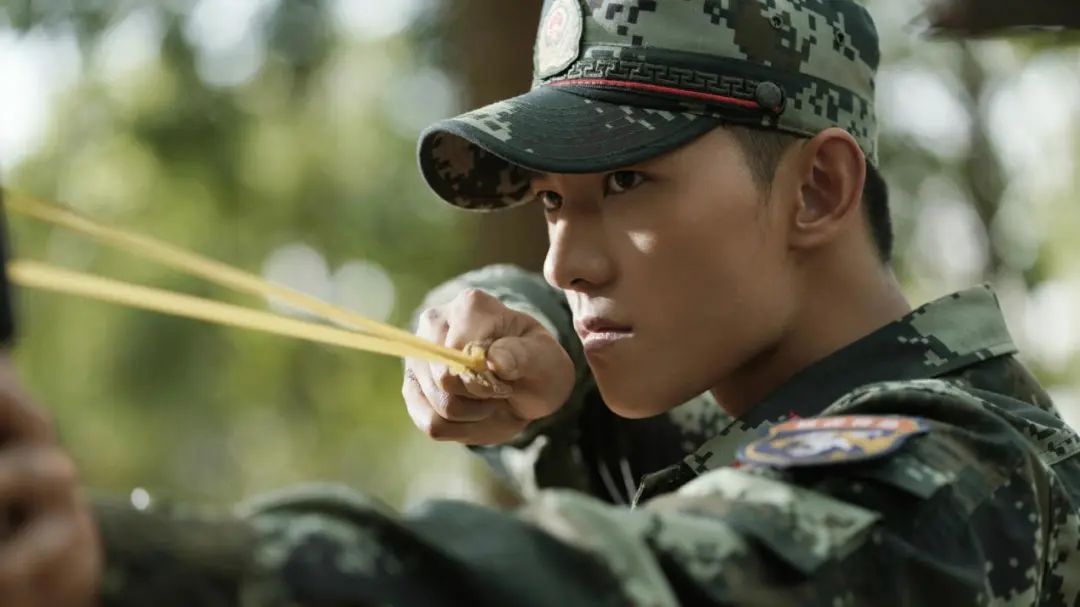 体能,也包括各种技术层面的训练:战术性的动作配合,枪械的专业拿法