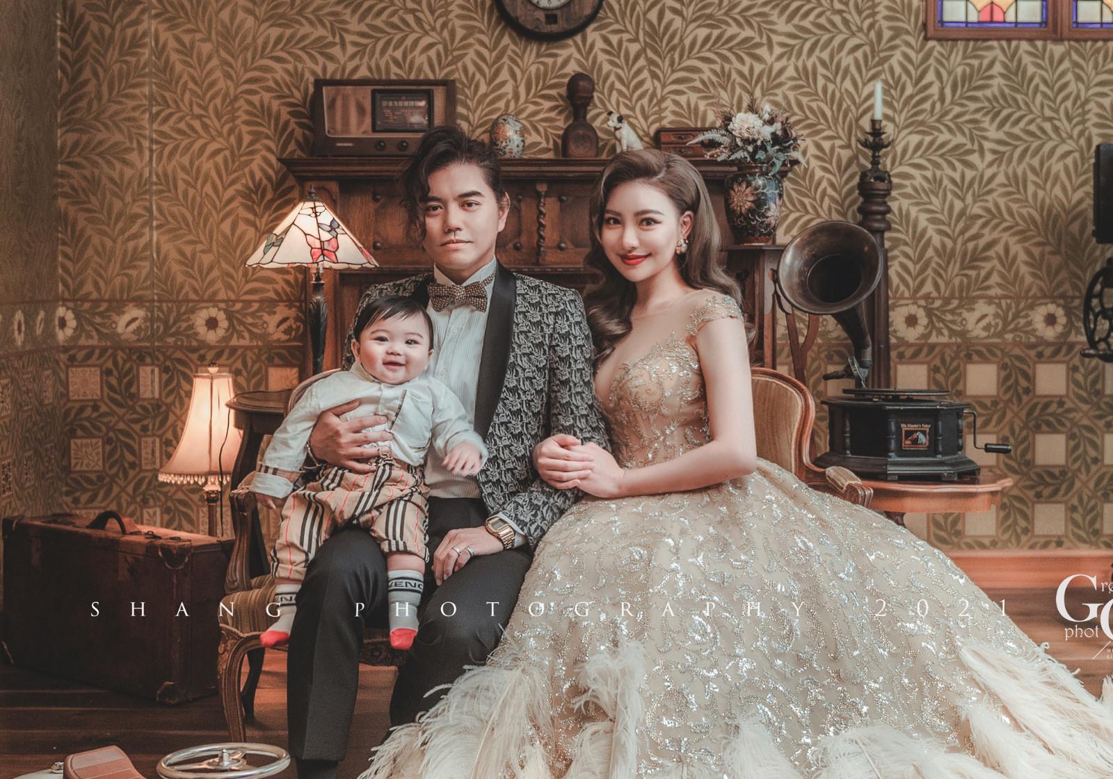 制作人b2(陈彦铭)去年(2022年)迎娶厦门娇妻晗晗,趁着结婚满一年,一家