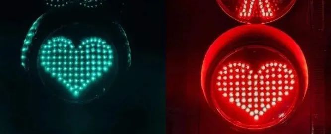 罗振宇在跨年演讲中分享了一个例子,北京的一条街道上的红绿灯,现在