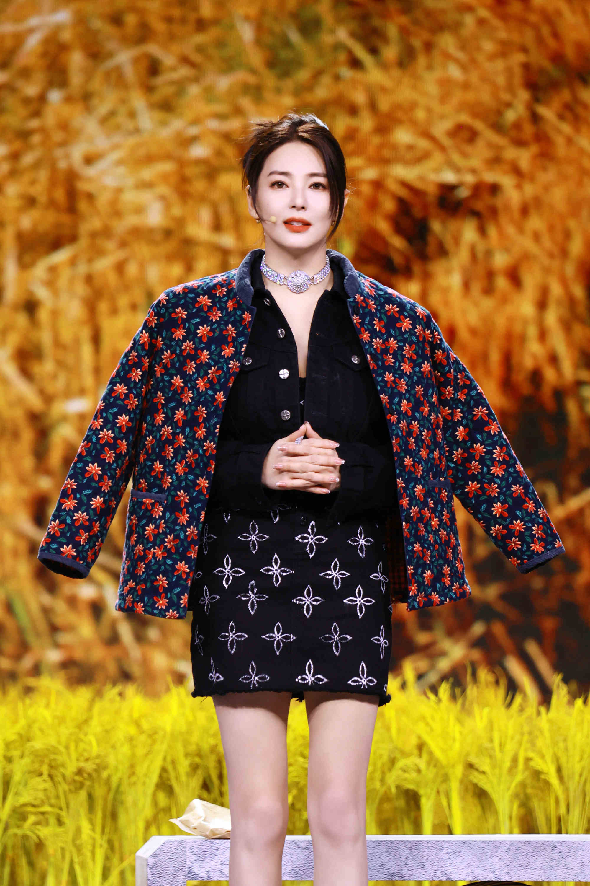 原创67袁冰妍和张雨绮撞衫一个甜辣有型一个洋气高级她的表现更好