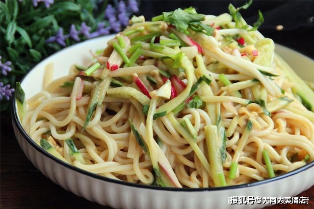 麻酱拌面有技巧,麻酱香味浓郁,面条劲道,根根分明
【麻酱拌面】