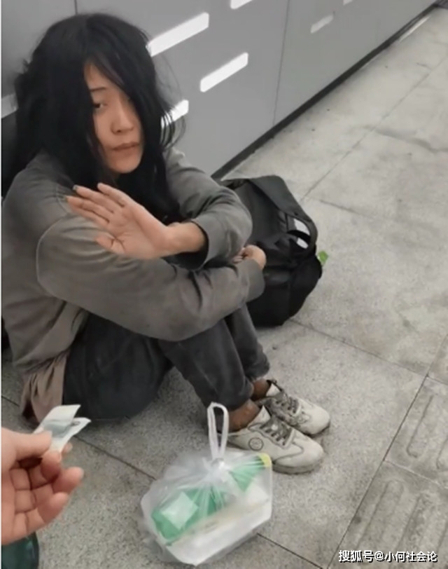 原创女子流浪深圳华强北多年衣着狼狈相貌出众让人看了惋惜