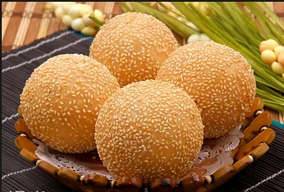 圆不溜秋表面裹满芝麻麻团是真好吃
