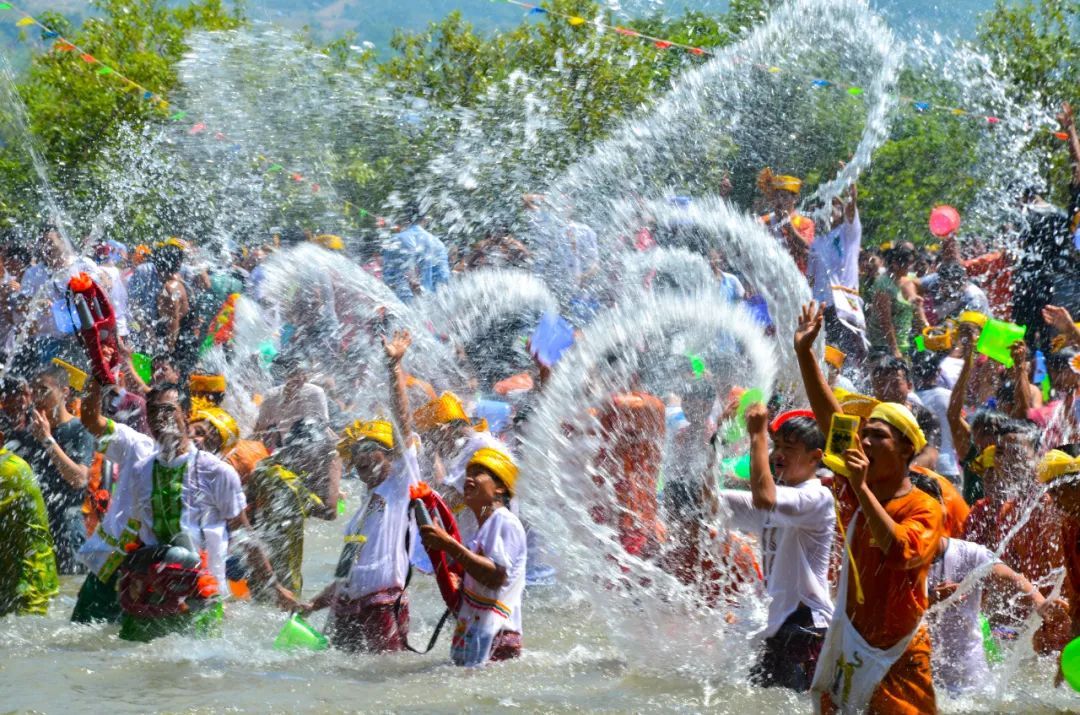 请查收这份来自德宏泼水节的特别邀请函