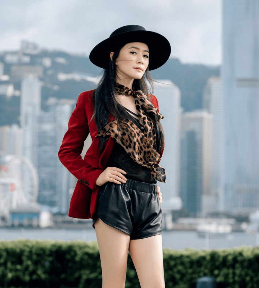 田海蓉又在国外出席高定秀穿薄纱宫廷风连衣裙配盘发高贵大气