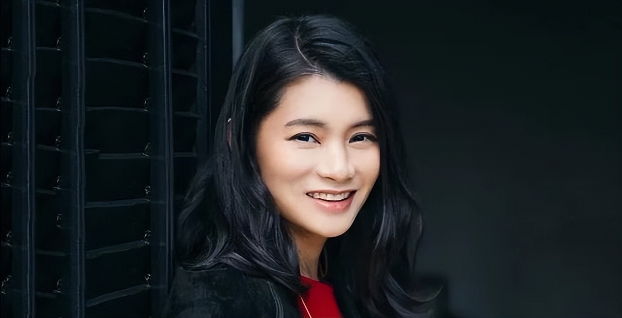 30年为他生儿育女,何晶洁离开罗家,为何一分钱未要?