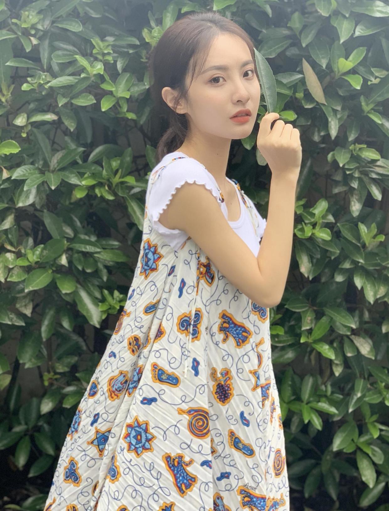 赖雨濛这一次在里面给自己选择了一件白色的修身t恤