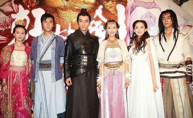 在剧中饰演男主陈靖仇,胡歌饰演男二宇文拓,刘诗诗饰演女主拓跋玉儿