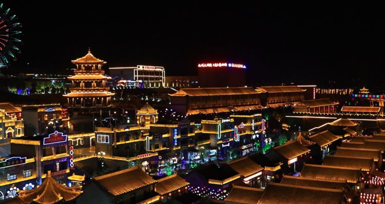 河南新建的古镇，花30亿打造却免费开放，夜景像极了凤凰古城