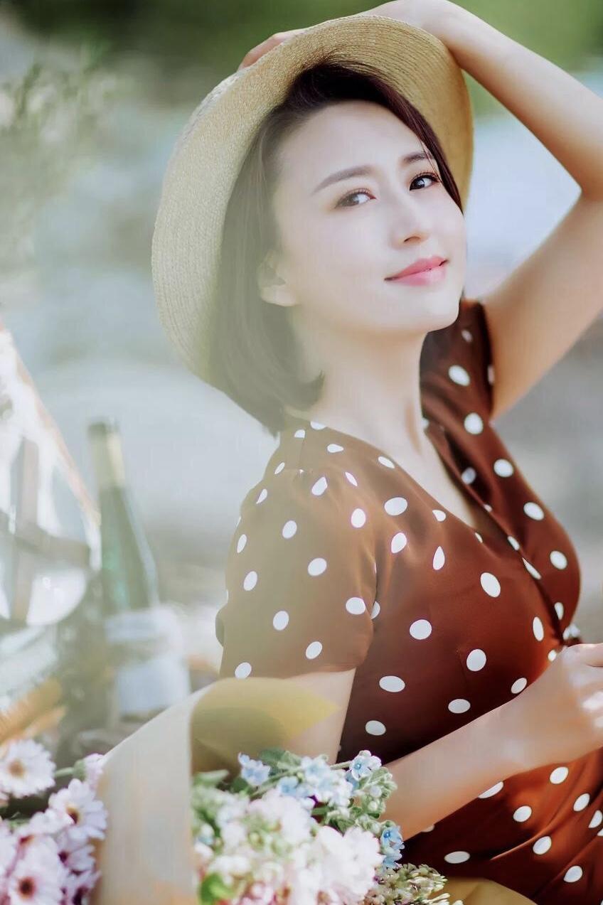 原创张蕾气质真心好穿咖啡色波点连衣裙配草帽凹造型波波头超减龄