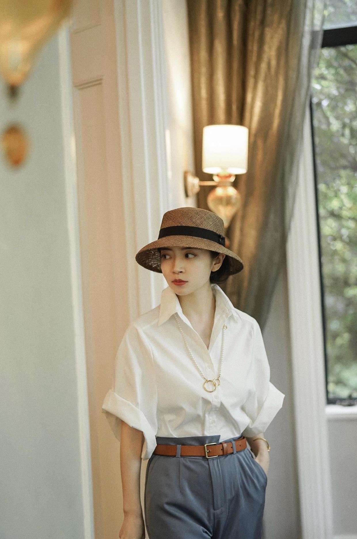 白衬衫不一定要配阔腿裤学三木博主配吸烟裤更洋气照着穿美腻