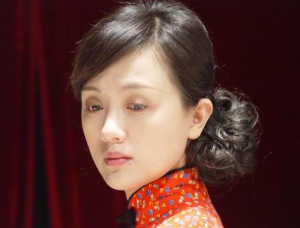 她是"国民媳妇",嫁实力派演员退出娱乐圈,带6岁女儿补办婚礼_朱媛媛