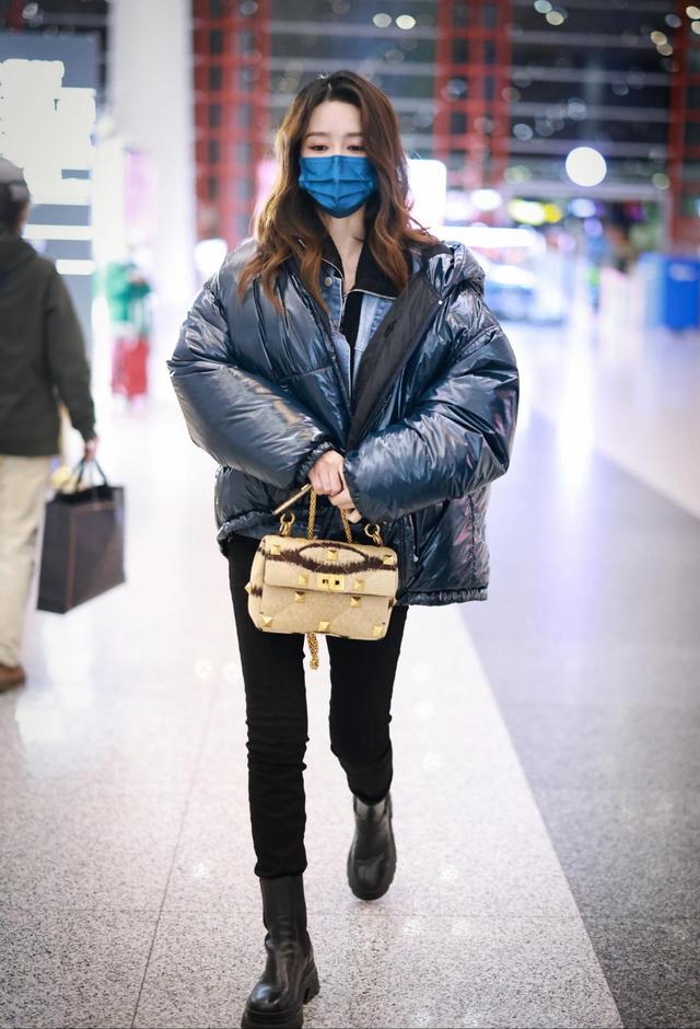 原创李沁挑战新风格牛仔外套叠穿羽绒服时尚保暖又高级气质真不错